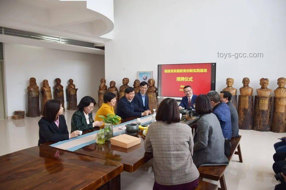 老师穿状元服与考生击掌送祝福：教育仪式感的创新实践