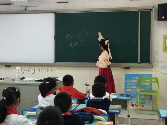 老师穿状元服与考生击掌送祝福：教育仪式感的创新实践